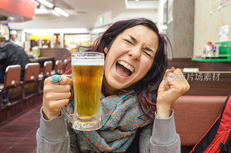 年轻女子举杯庆祝成功