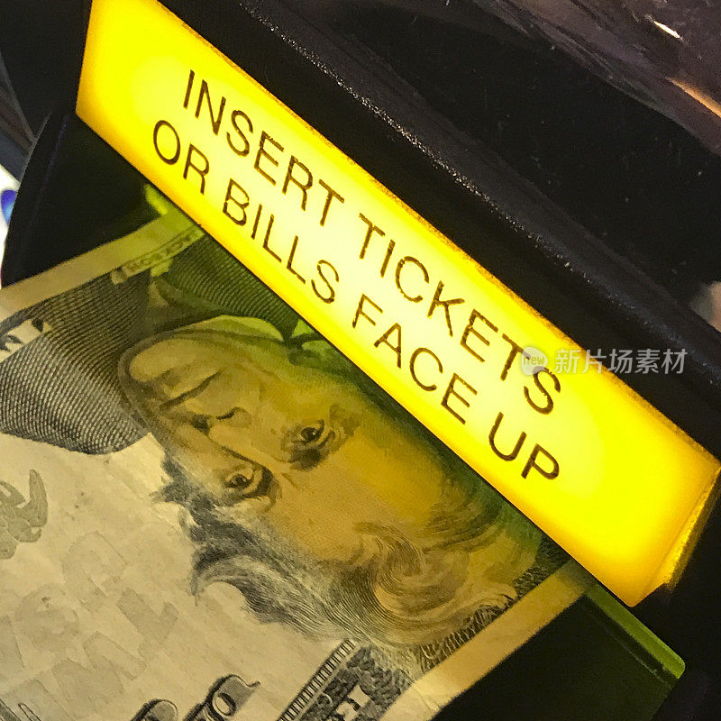 拉斯维加斯赌场里，钱被塞进老虎机里的移动照片。