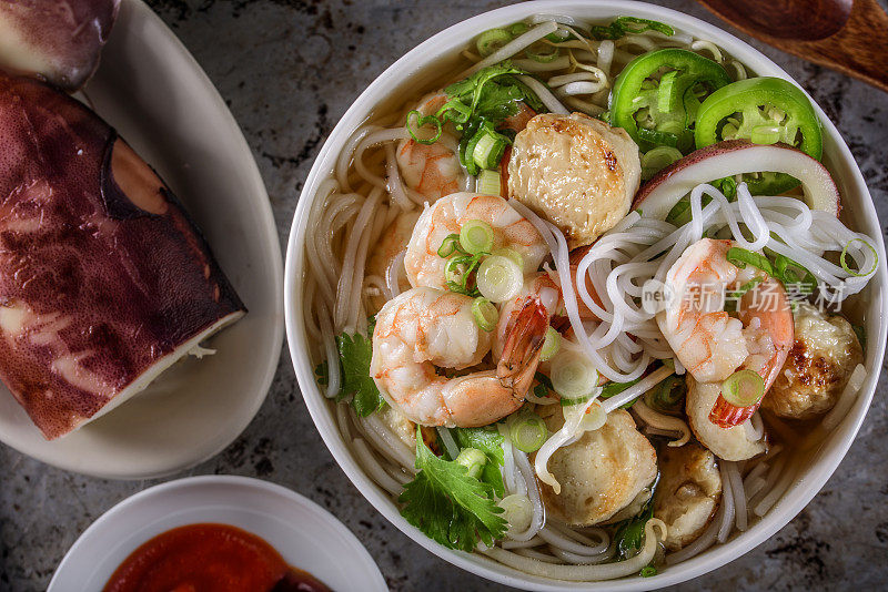 越南汤碗，配海鲜