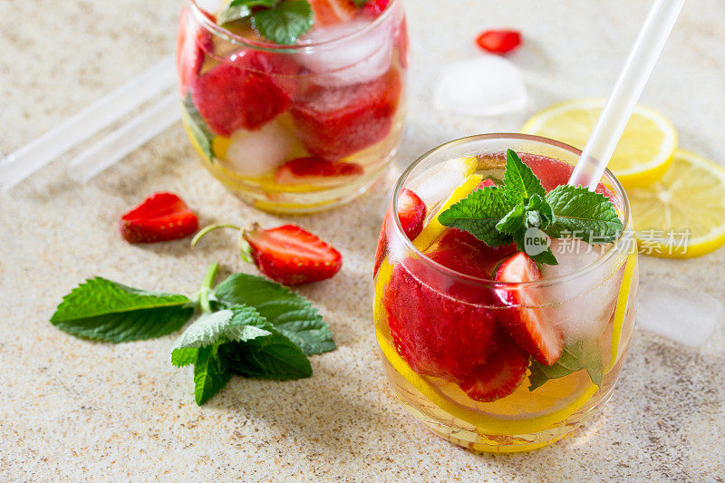 这是一款以石头为背景的冰草莓清凉夏日饮品。吃素食的概念，新鲜的维生素，自制清爽的水果饮料。