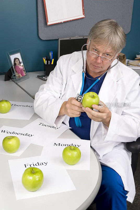 医生检查一个苹果