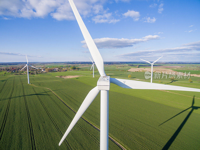 从空中俯瞰田野上的风力涡轮机。可持续发展，环境友好的理念。风力涡轮机提供可再生能源。