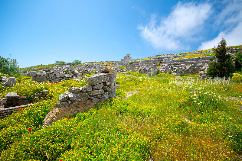 希腊圣托里尼岛梅萨沃诺山顶的史前村落古提拉遗址。