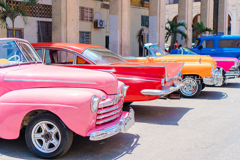 五颜六色的美国老爷车在哈瓦那的街道，古巴