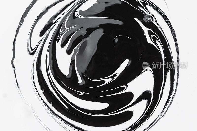 抽象背景，白色和黑色的矿物油油漆上的水