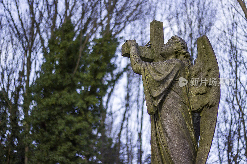 天使雕像俯瞰墓地