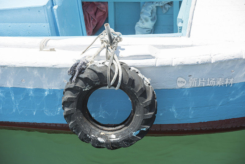 细节希腊小渔船与橡胶轮胎挡泥板