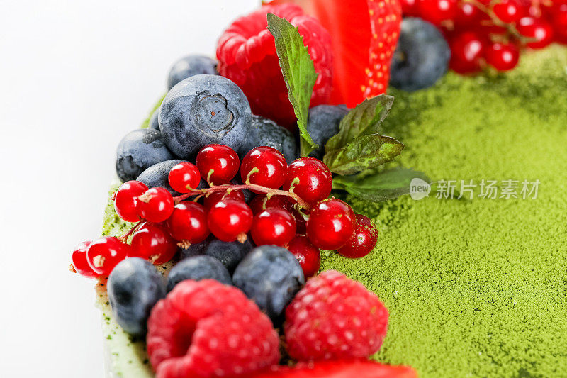 用浆果装饰的绿茶蛋糕