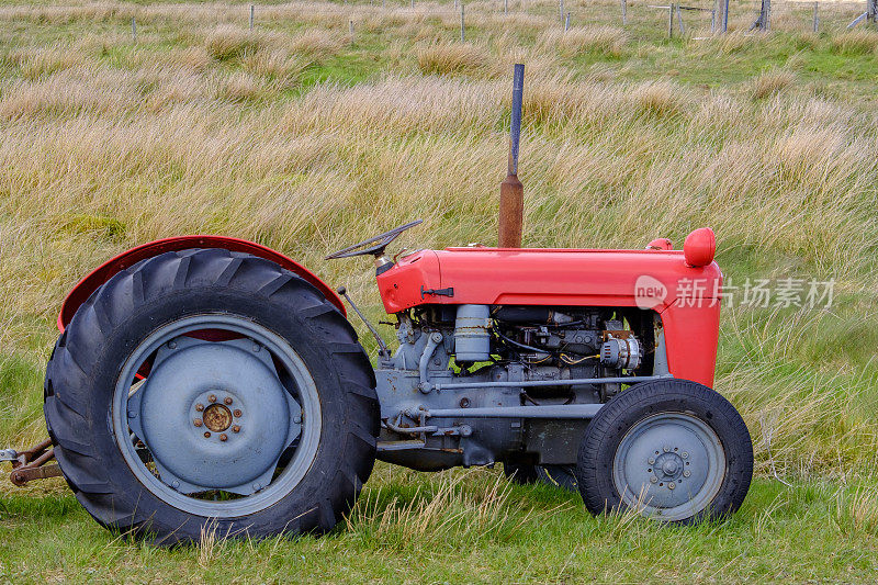 红色旧拖拉机，苏格兰