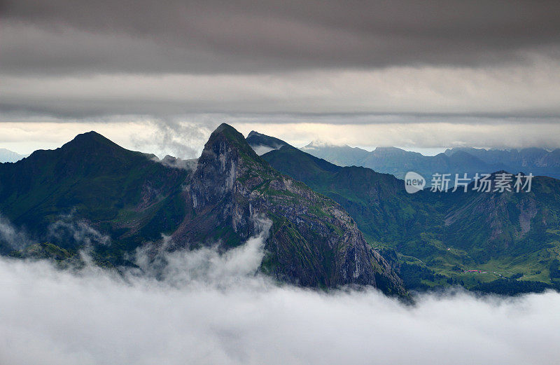 陡峭的山峰，绿色的山谷和云雾缭绕的阿尔卑斯山