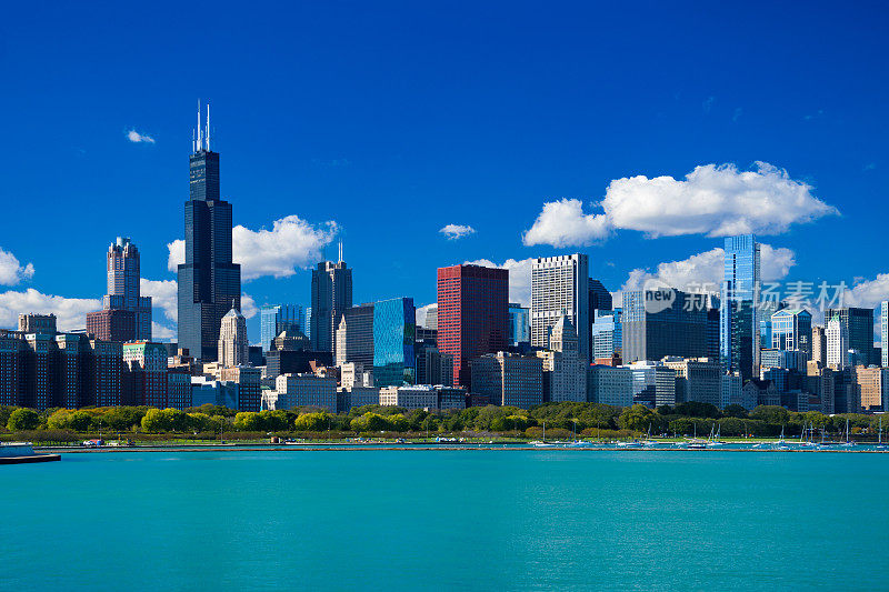 芝加哥天际线有蓝天，积云和湖