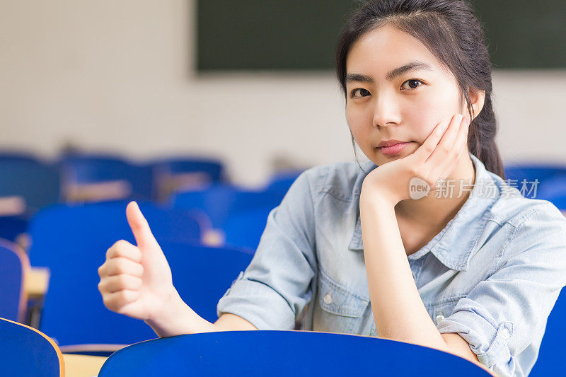 教室里的女学生竖起大拇指