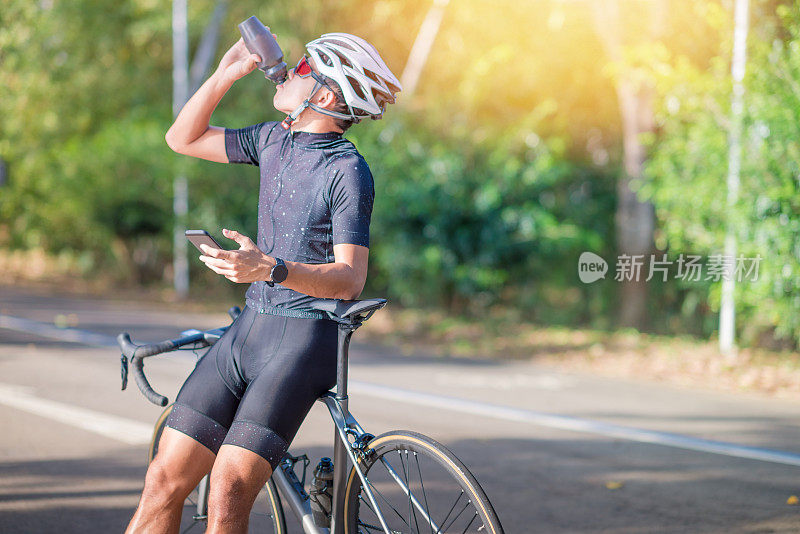 骑自行车的年轻人早上在公园里骑山地车