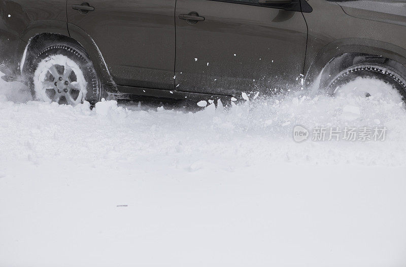 汽车在雪地里行驶
