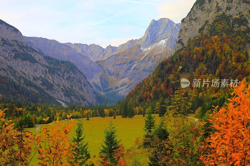 阿尔卑斯山景观在奥地利Tirol，附近Karwendel山脉和巴伐利亚阿尔卑斯山在德国-雄伟的高山景观在金色的秋天，戏剧性的Tyrol雪山全景和田园式的Tirol草地，奥地利