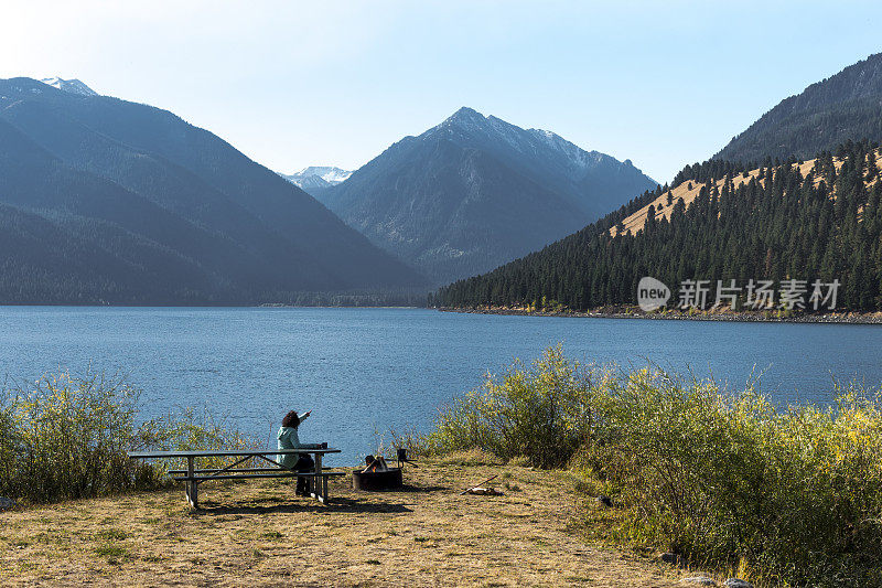 瓦洛瓦湖俄勒冈火坑资深妇女指向湖山