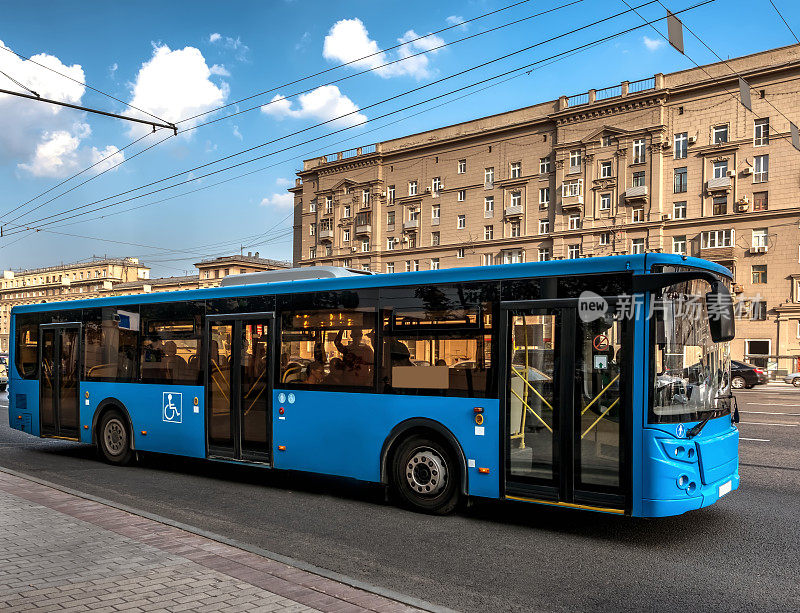 城市街道上的蓝色巴士。