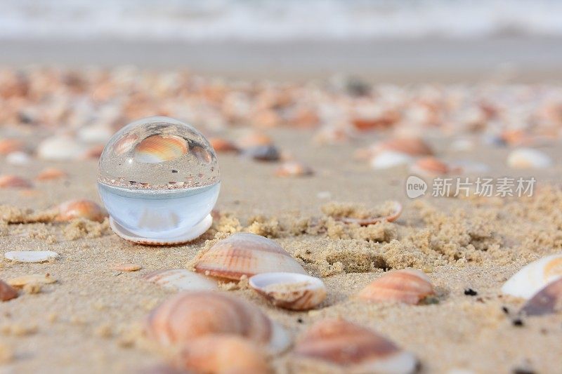 海滩上的水晶球