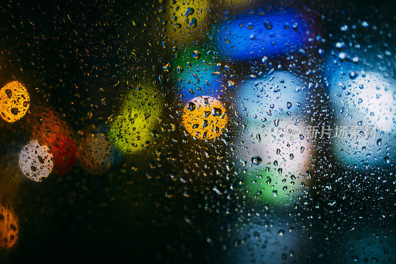 晚上湿漉漉的车窗上五颜六色的散景