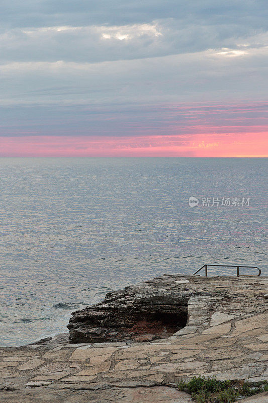 克罗地亚亚得里亚海海岸上宁静的日落
