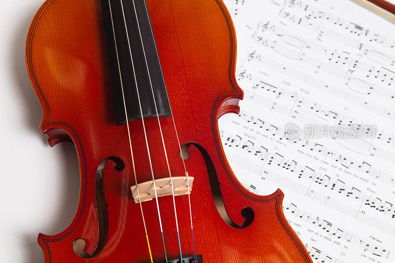 小提琴，琴弓和乐谱