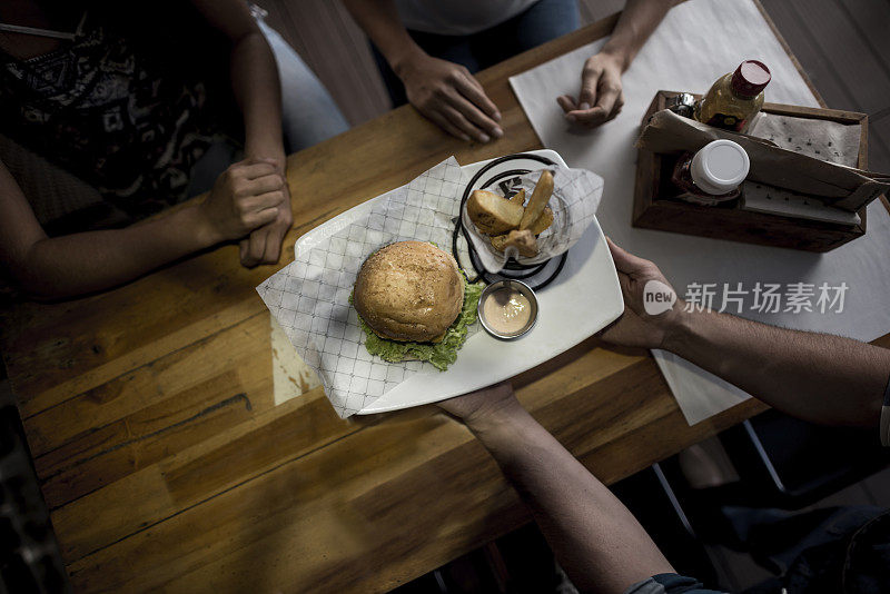 近距离上的一个服务员服务的食物在一个餐馆