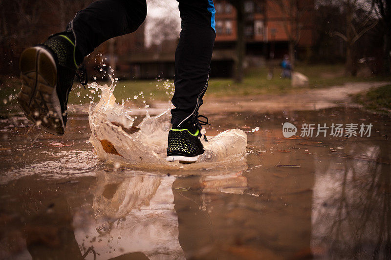 一个男人在雨中奔跑的照片