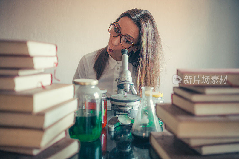 女化学家在她的实验室里