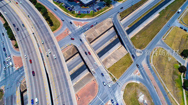 角度和模式奥斯汀，德克萨斯州州际和高速公路交叉口和十字路口附近的城市蔓延密集的交通立交桥旅行系统