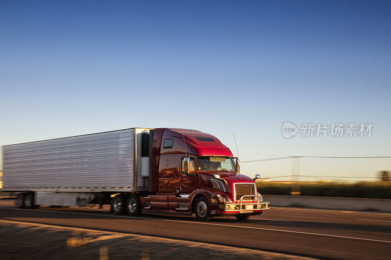 现代半挂车在美国内华达州日落之光高速公路上超速行驶