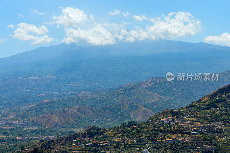 西西里岛陶尔米纳附近的埃特纳火山