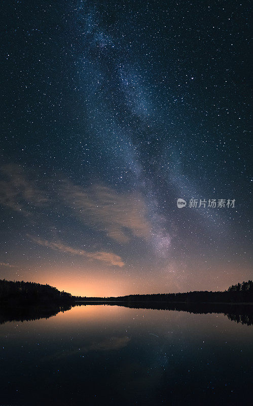 美丽的夜景与银河和宁静的湖在芬兰