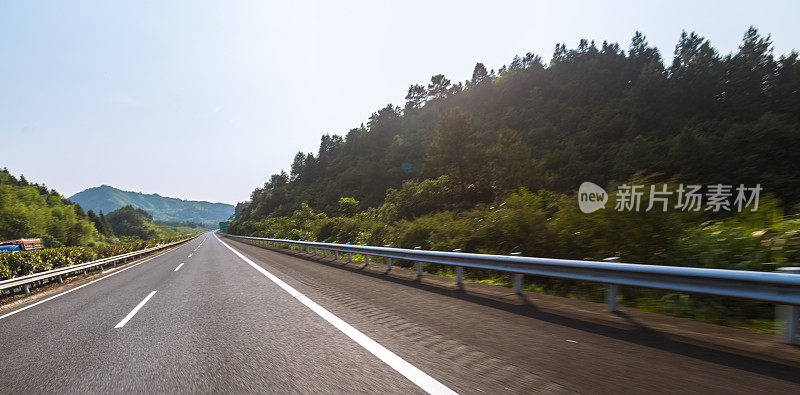 高速公路在阳光下变得模糊