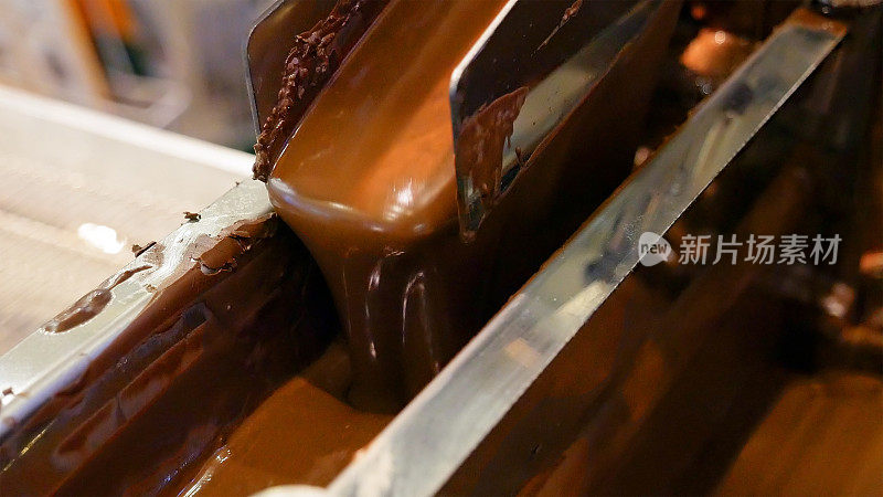 糖果传送带上的液体热巧克力