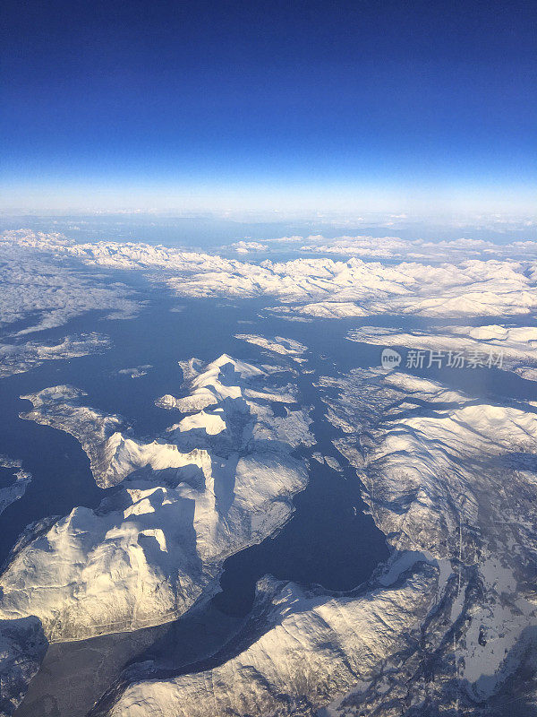 挪威北部冰雪覆盖山脉的鸟瞰图