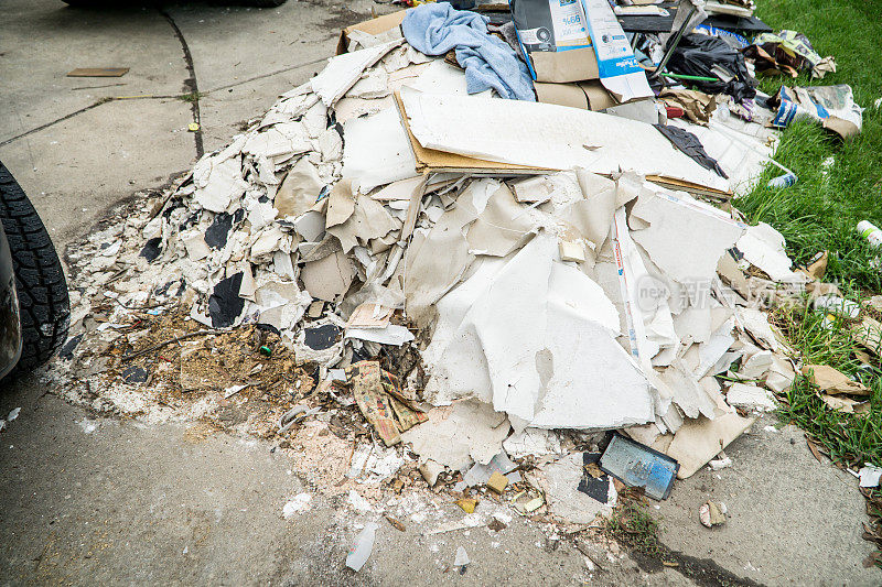 休斯顿社区外的垃圾和碎片
