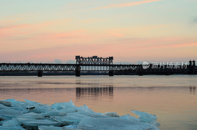 日落时横跨第聂伯河的大桥