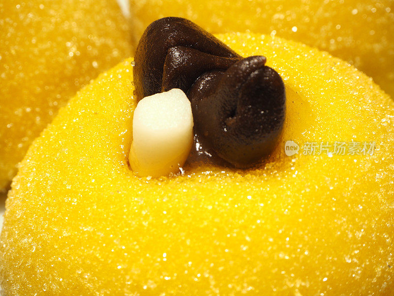 贝加莫的传统甜点:甜玉米粥和巧克力鸟