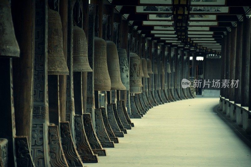 中国上海真如寺的铁铃走廊