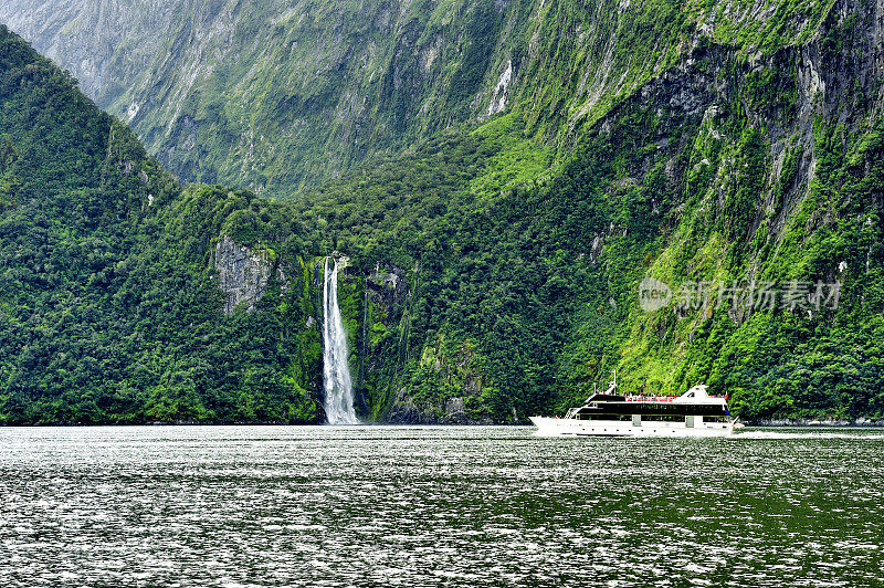 游船和斯特林瀑布，新西兰