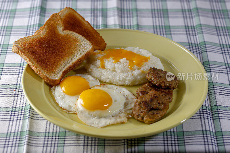 丰盛的早餐有鸡蛋、香肠、粗燕麦和烤面包