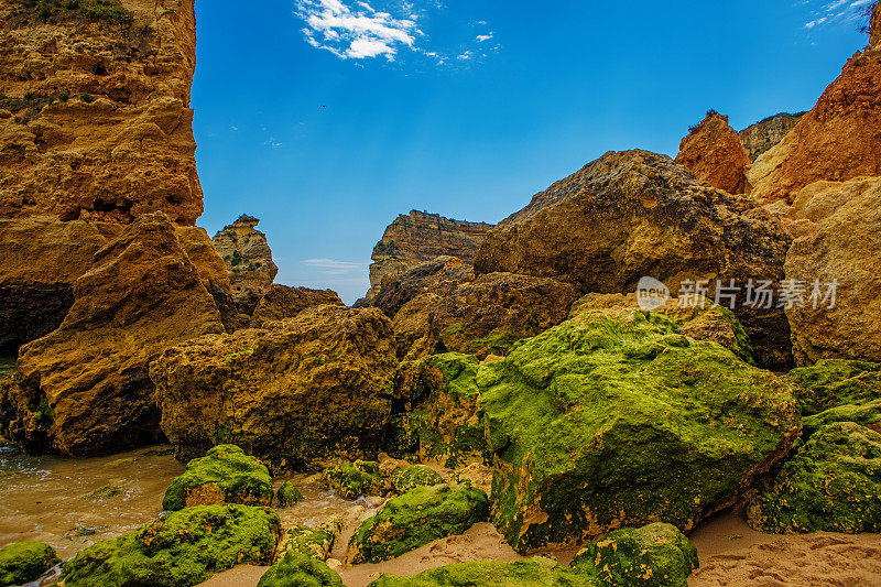 海滩和岩石在葡萄牙阿尔沃在夏末太阳的海景图像