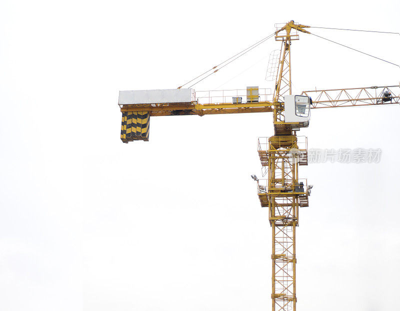 施工塔式起重机、建筑施工现场白底起重机等设备，用于高工地材料的技术运输。