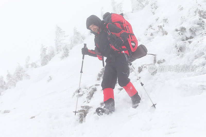 一名徒步旅行者从积雪覆盖的喀尔巴阡山上走下来