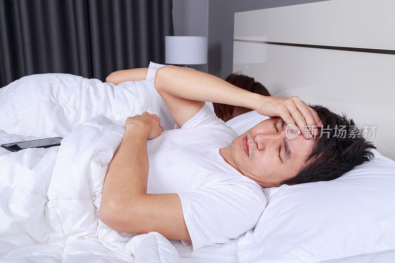 男人在床上睡不着，偏头痛，压力，失眠，宿醉