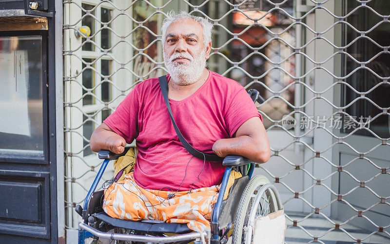 无家可归的残疾人在街上乞讨