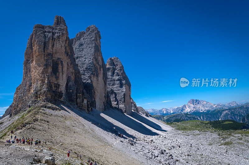 在国家公园里的徒步旅行者从东面的白云石，欧洲阿尔卑斯山，蒂罗尔，意大利