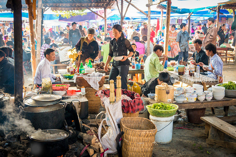 人们在越南的街头市场吃饭
