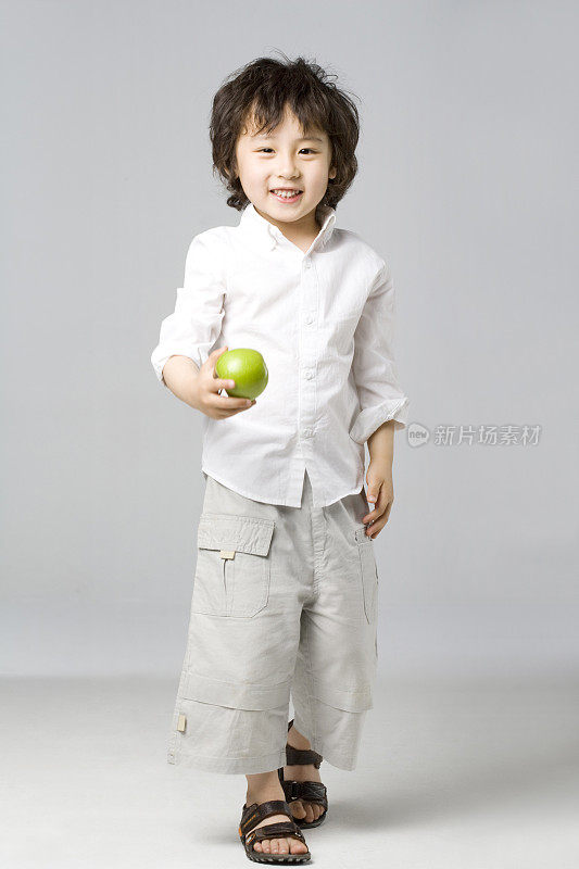 小男孩拿苹果