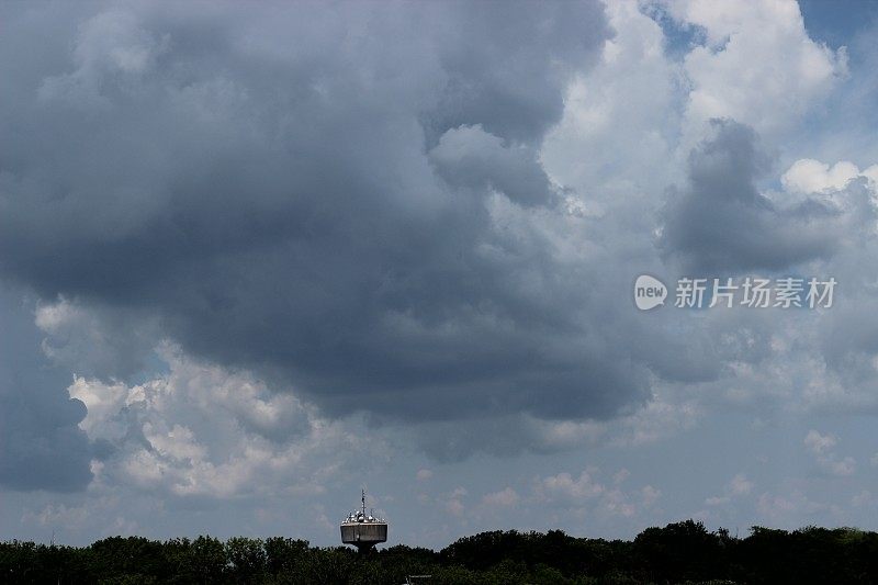 夏天，贝尔格莱德上空的白云与飞机